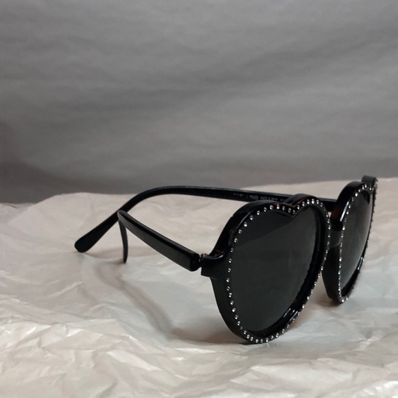 Amazing rhinestone & black heart sunglasses 🖤 - Picture 3 of 4